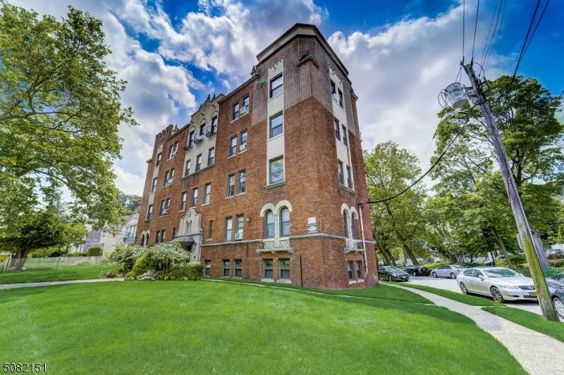 303 Hamilton Pl - Photo 1