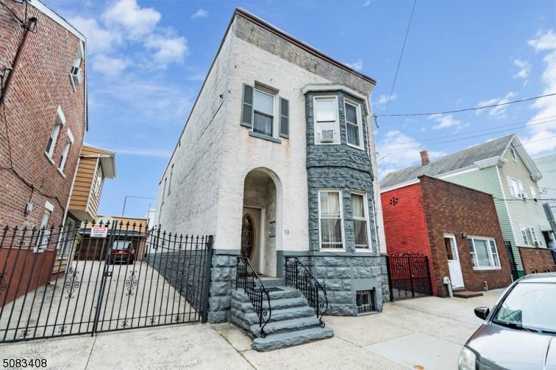 13 Alyea St - Photo 1