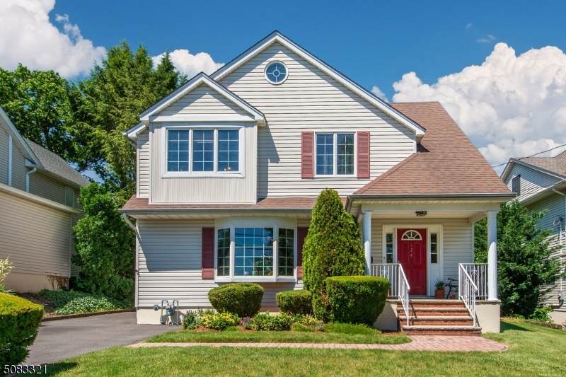 124 Satterthwaite Ave - Photo 1