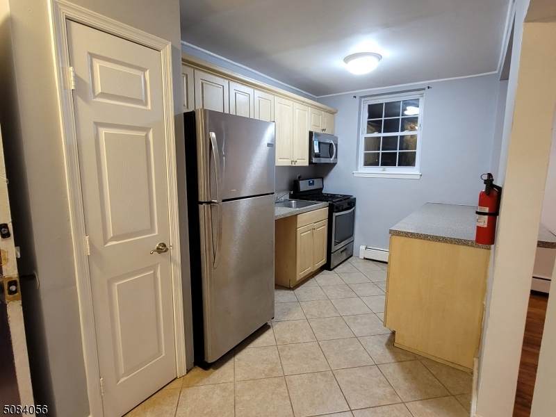 826 W Grand St - Photo 1