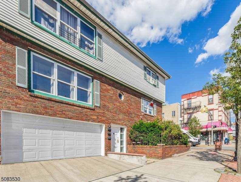 1501 Summit Ave - Photo 1