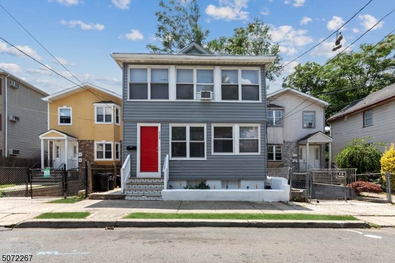 208 Wallace St - Photo 1