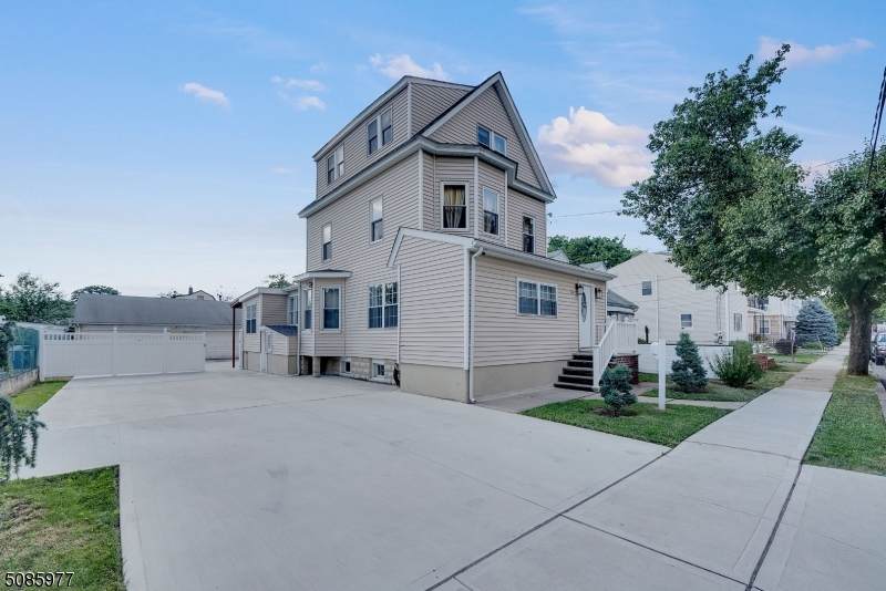 1128 Woodruff Ave - Photo 1