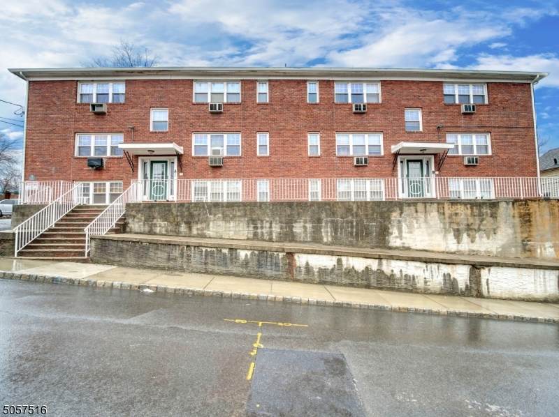 26 Clinton St - Photo 1