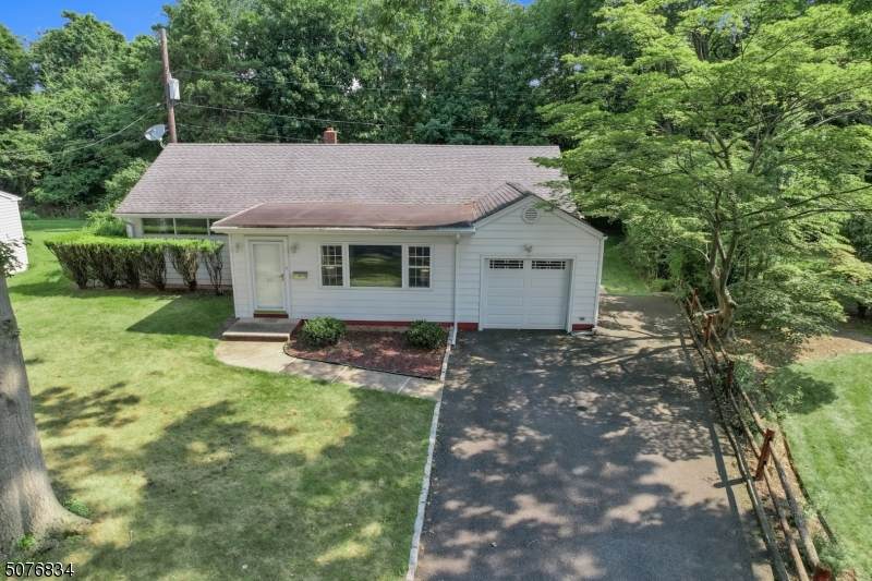 23 Carlton Dr - Photo 1