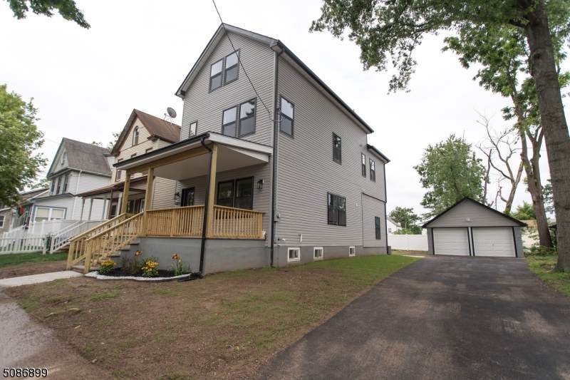 978 Thorn St - Photo 1