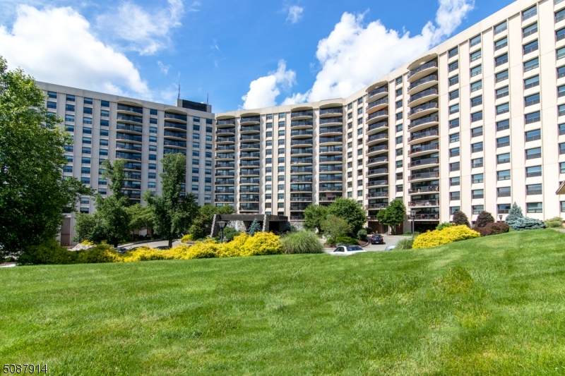 2 Claridge Dr, 4Ee - Photo 1