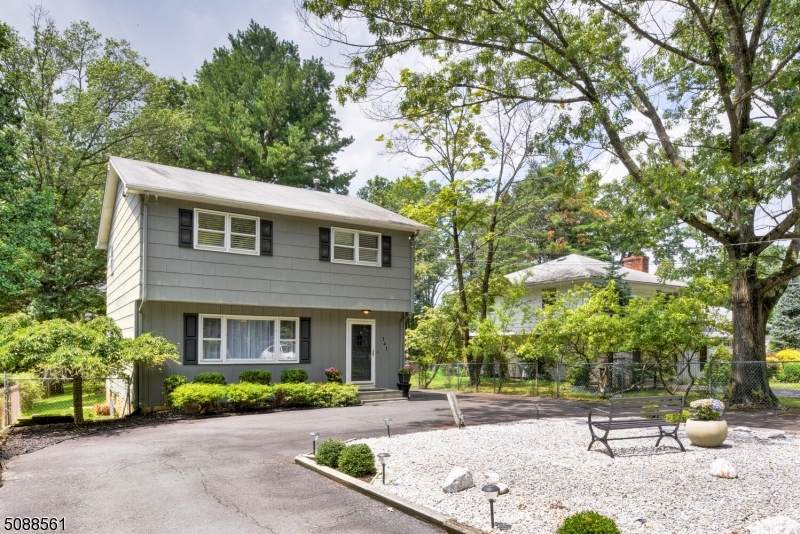 141 Hillside Ave - Photo 1