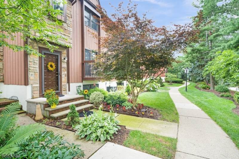 27 Bennington Sq - Photo 1