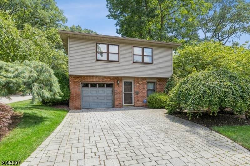 457 Howard St - Photo 1