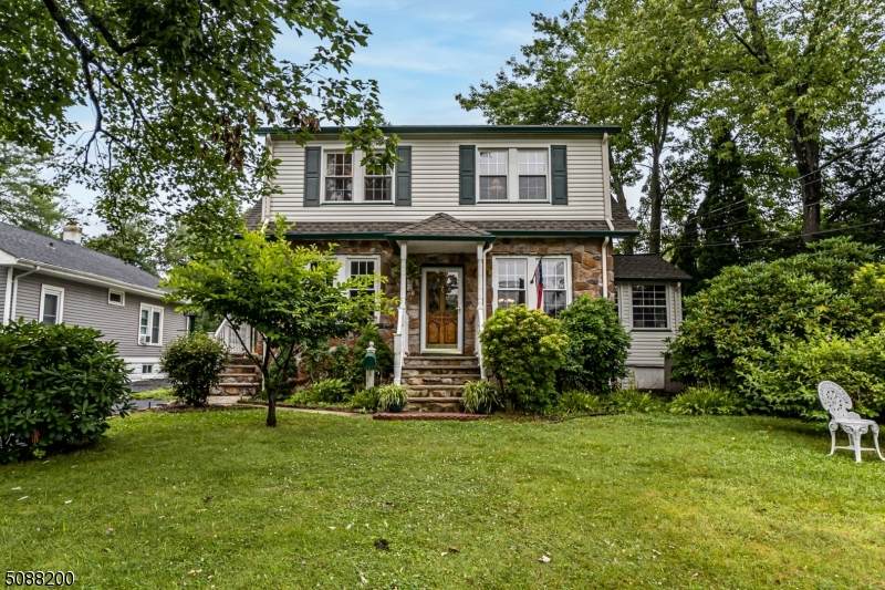 231 Plainfield Ave - Photo 1