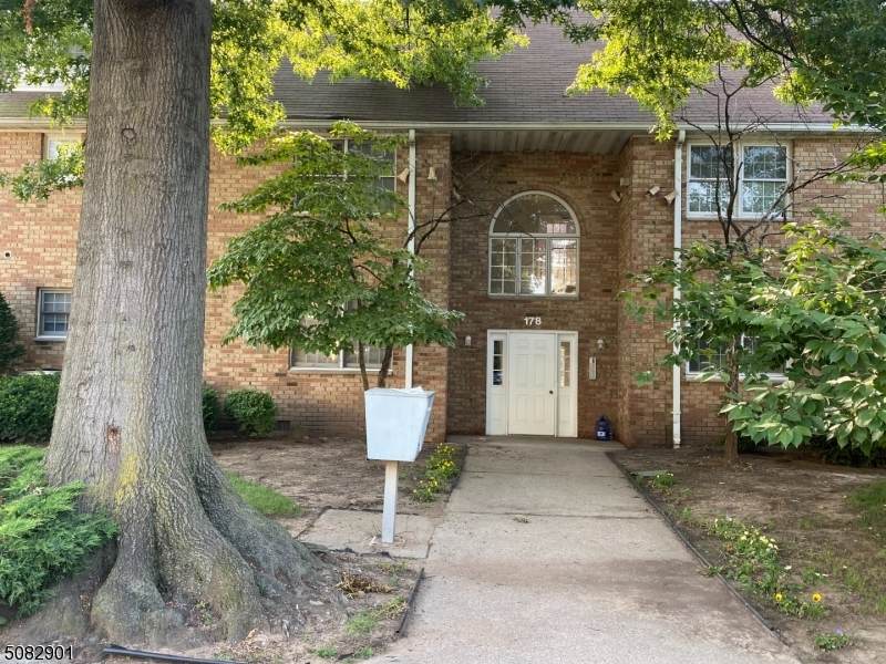178 Stephens St - Photo 1