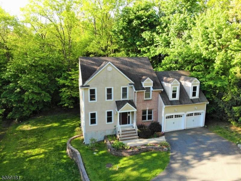 21 Lawrence Ave - Photo 1