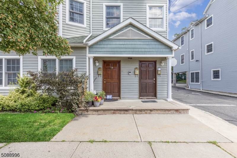 31 Sussex Ave - Photo 1