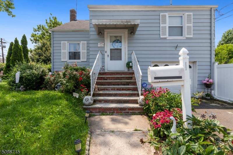 2502 Hawthorne Ave - Photo 1