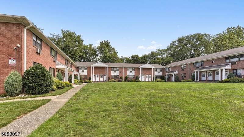 11 Colonial Dr - Photo 1