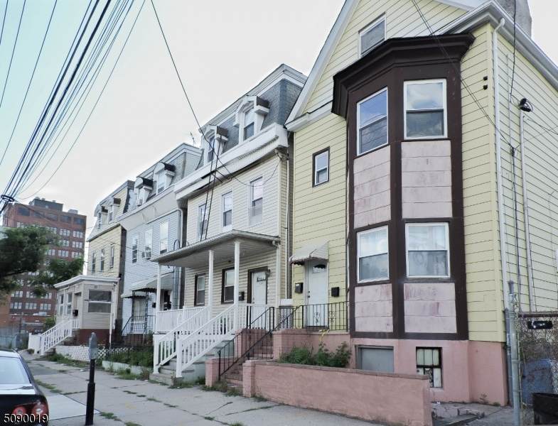 140 Jefferson Ave - Photo 1