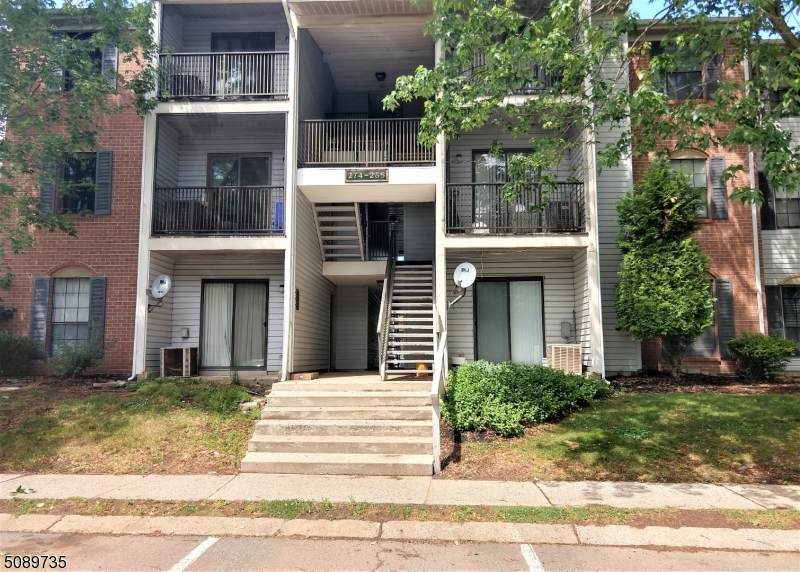 277 Hampshire Ct - Photo 1