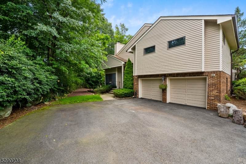 43 Bentley Dr - Photo 1
