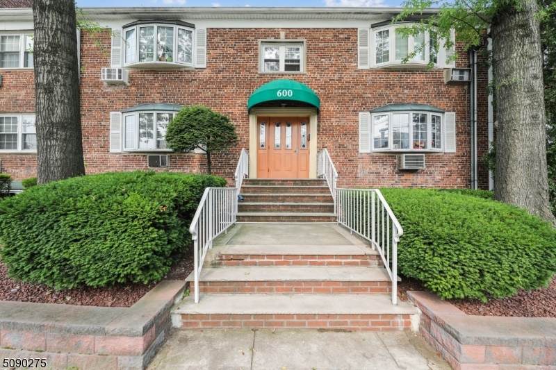 600 Chestnut St - Photo 1