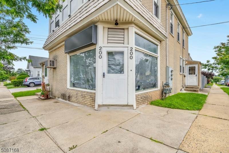 200 Jefferson Ave - Photo 1