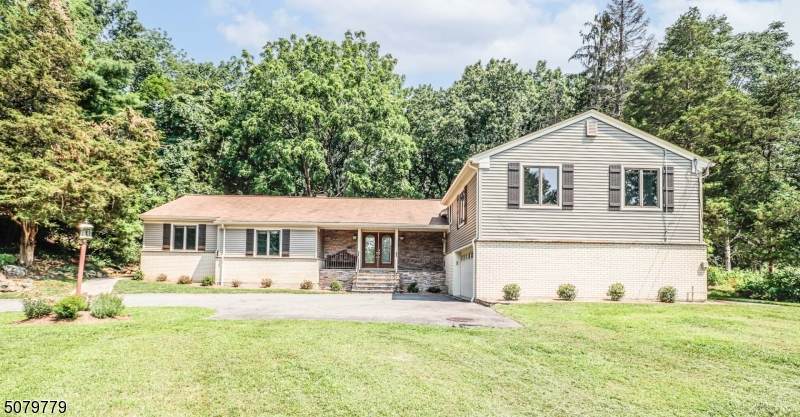 10 Bruce Dr - Photo 1