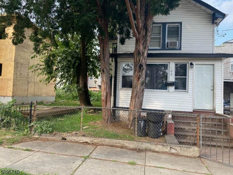 385 Henry St - Photo 1