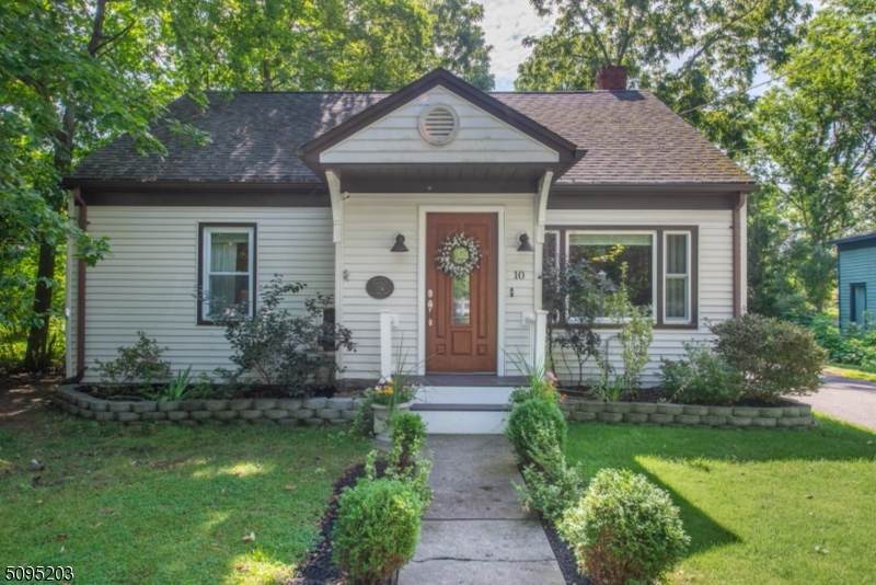 10 Lloyd Ave - Photo 1
