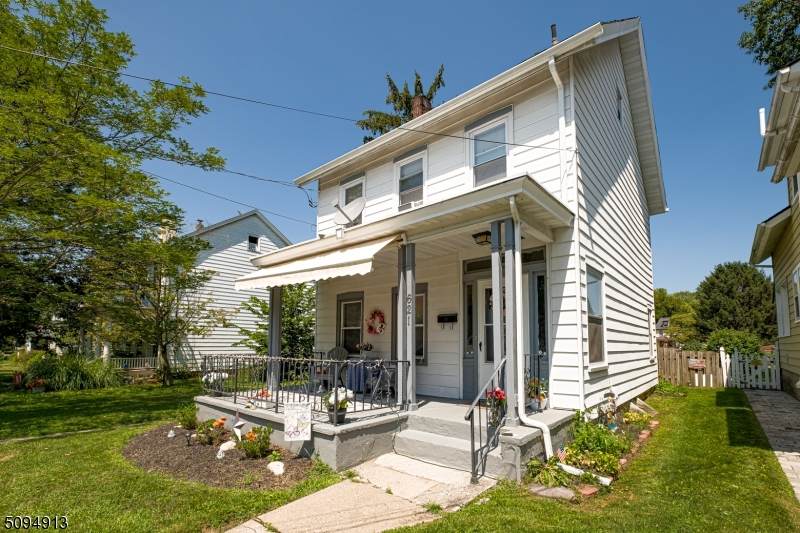 621 Oxford St - Photo 1