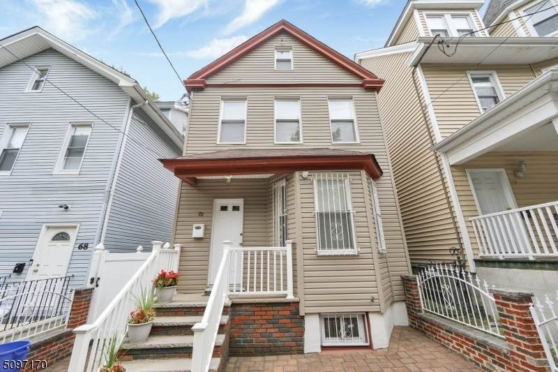 70 Halleck St - Photo 1