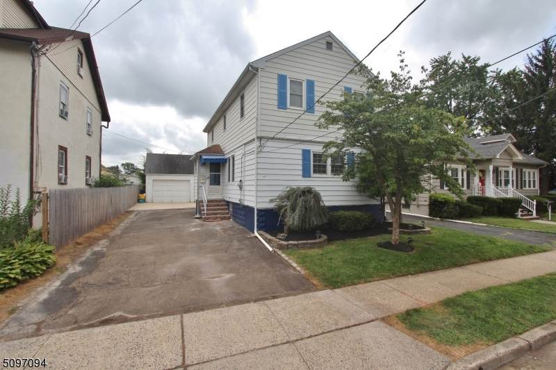 629 Hancock St - Photo 1