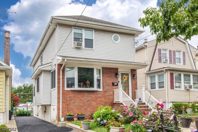 215 Baldwin St - Photo 1