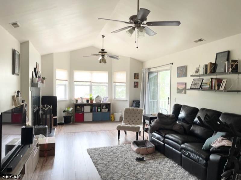 121 Exeter Ct - Photo 1