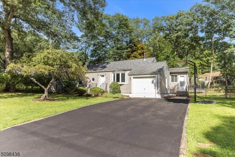 33 Dacotah Ave - Photo 1