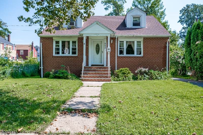 523 Spruce St - Photo 1