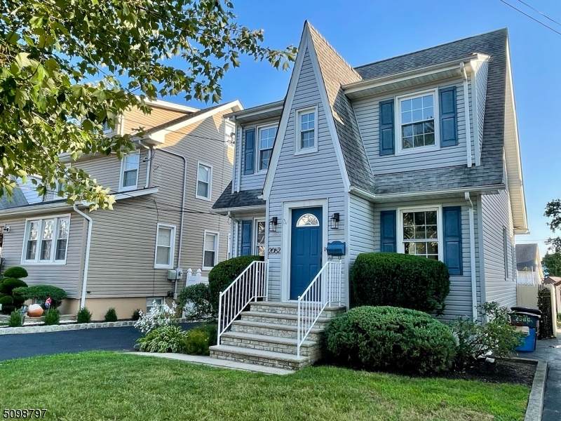 2062 Balmoral Ave - Photo 1