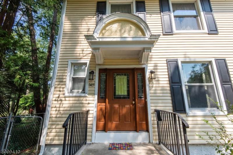 1415 Putnam Ave - Photo 1