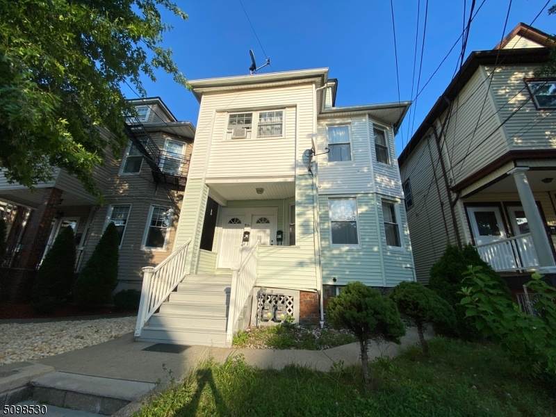 729 Jackson Ave - Photo 1