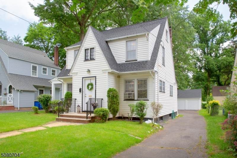 425 Catalpa Ave - Photo 1