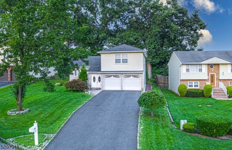 824 Creslyn Ct - Photo 1