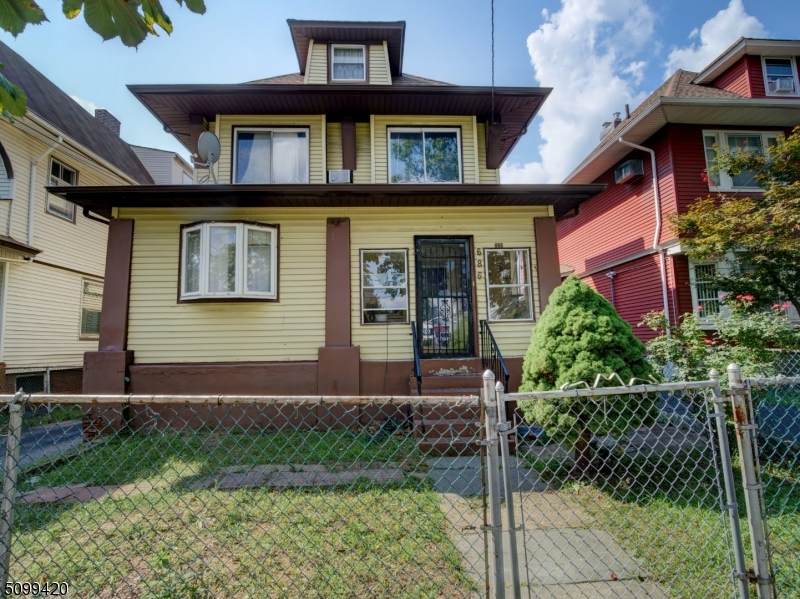 686 Parker St - Photo 1