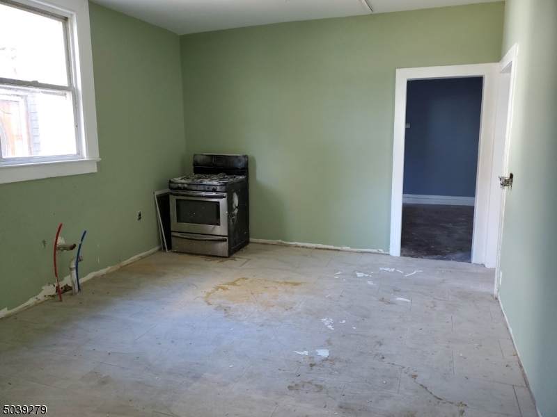 81 Cummings St - Photo 1
