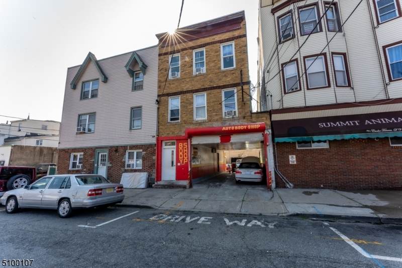 3136 Summit Ave - Photo 1