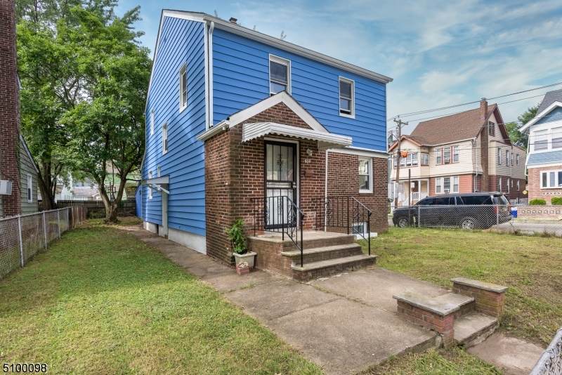 240 Hansbury Ave - Photo 1