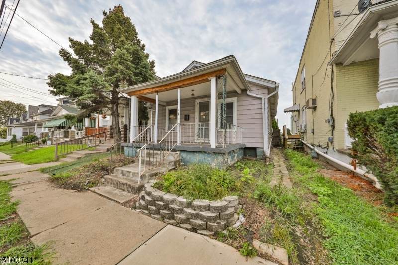 290 Bates St - Photo 1