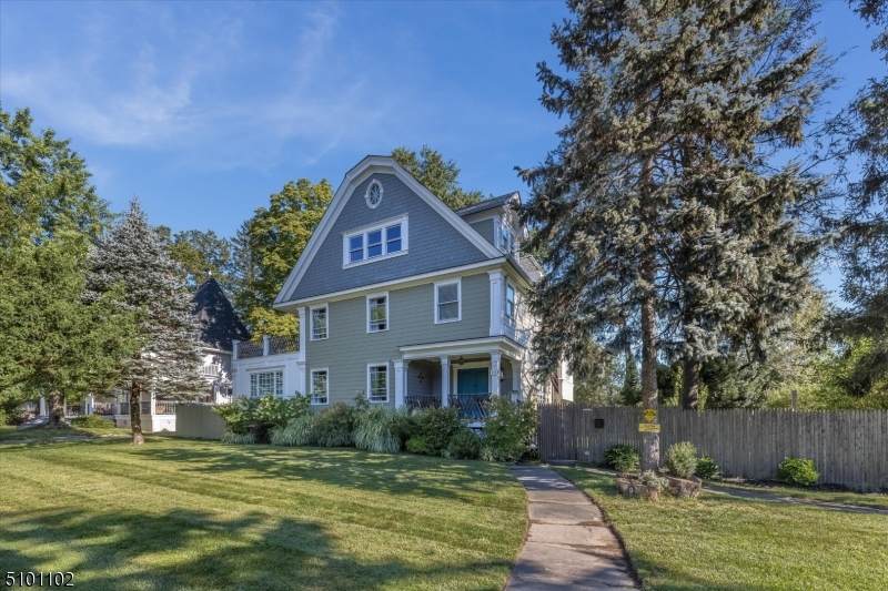 209 Highland Ave - Photo 1