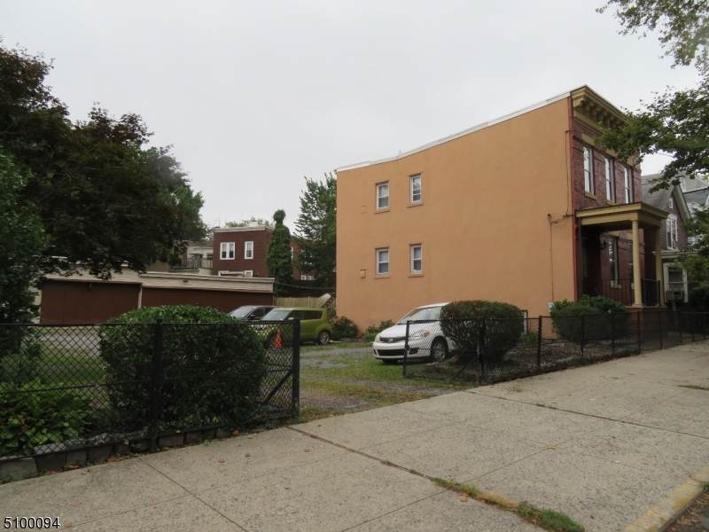 128 Sherman Pl - Photo 1