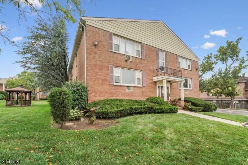 605 Grove St (J15) - Photo 1