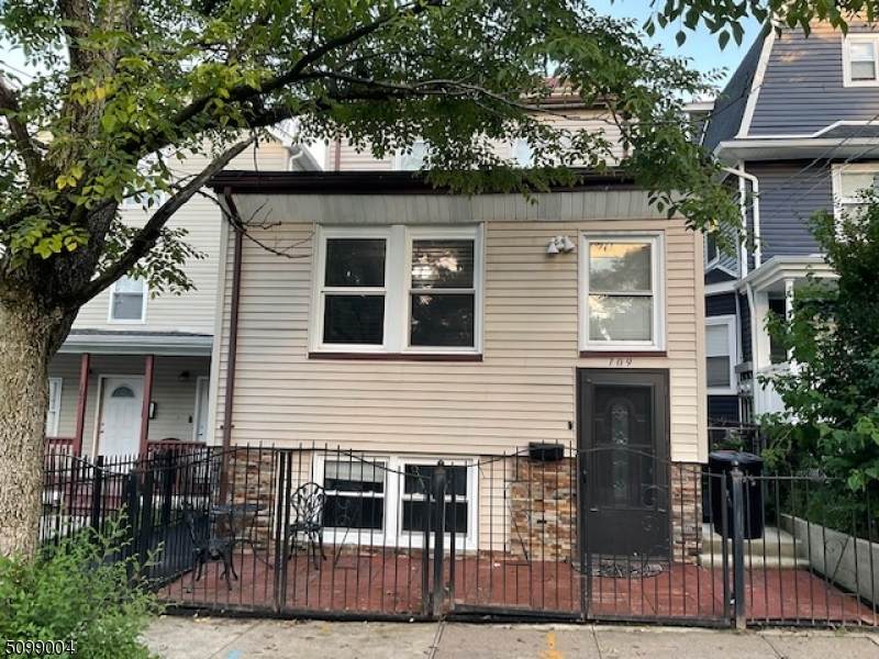 109 Maple Ave - Photo 1