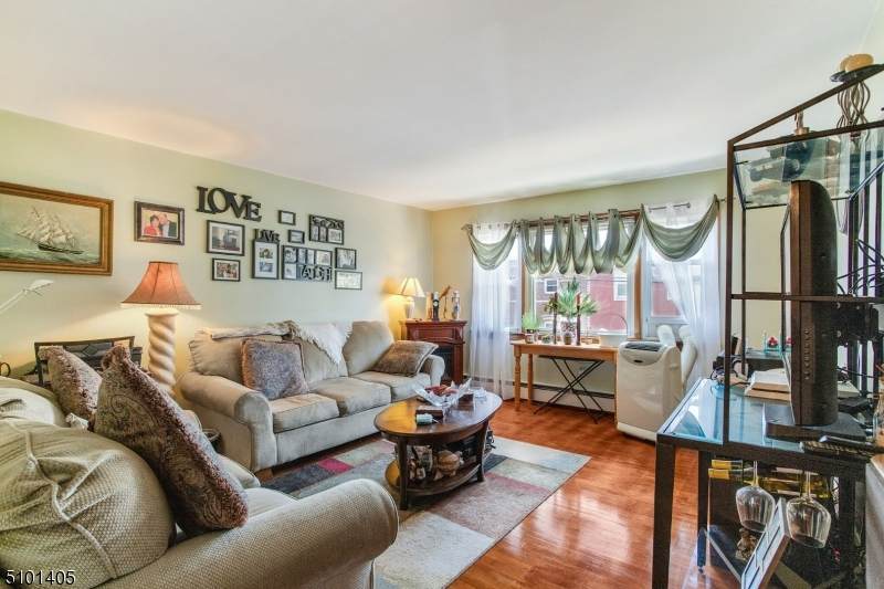 549 Laurel Ave - Photo 1